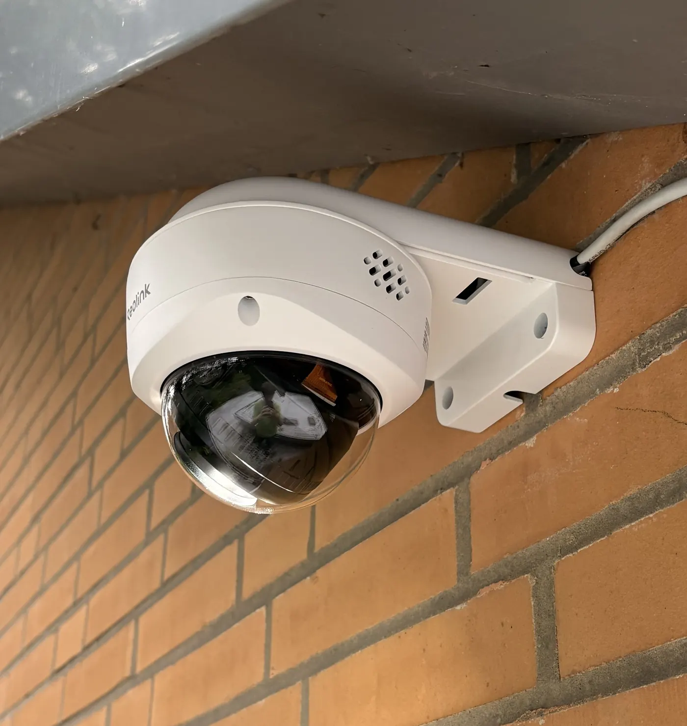Dome-Kamera an einer Klinkerwand