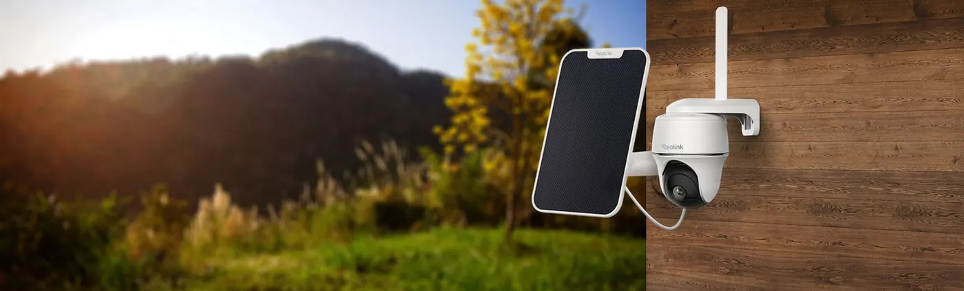 Kabellose Kamera mit Solarpanel an einer Holzwand